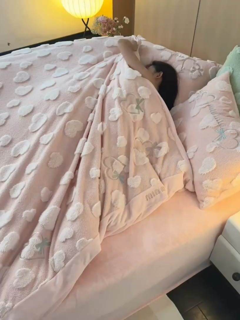 91家纺网 家纺一手货源 找家纺 安莱生活 2024新款minmin泰迪绒立体提花爱心四件套 爱心绒-樱花粉