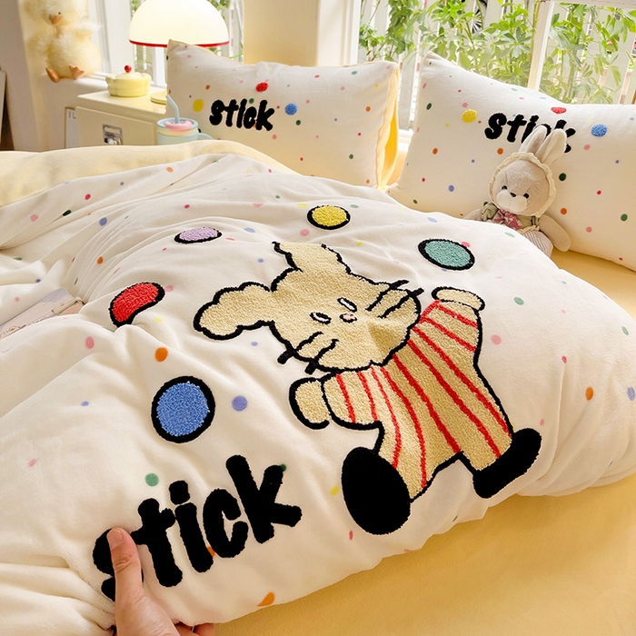 91家纺网 家纺一手货源 找家纺 眠帛家居 2024新款高克重牛奶绒毛巾绣加印大版卡通四件套系列二 点点兔