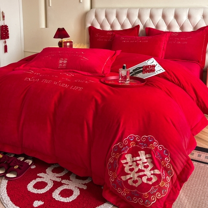 91家纺网 家纺一手货源 找家纺 千希家纺 2024新款 高克重超柔加厚牛奶绒保暖绒婚庆系列套件 喜来到-绒
