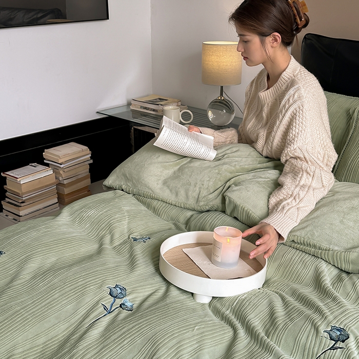 91家纺网 家纺一手货源 找家纺 安莱生活  2024新款全消光曲线绒法式玫瑰绣花四件套-第二风格（ins大图） 蓝玫瑰-巴黎绿