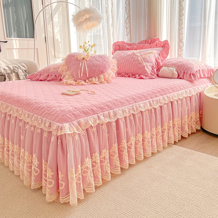 91家纺网 家纺一手货源 找家纺 2024新款加厚牛奶绒蕾丝刺绣床裙单床裙-莫奈花园系列 莫奈花园-少女粉