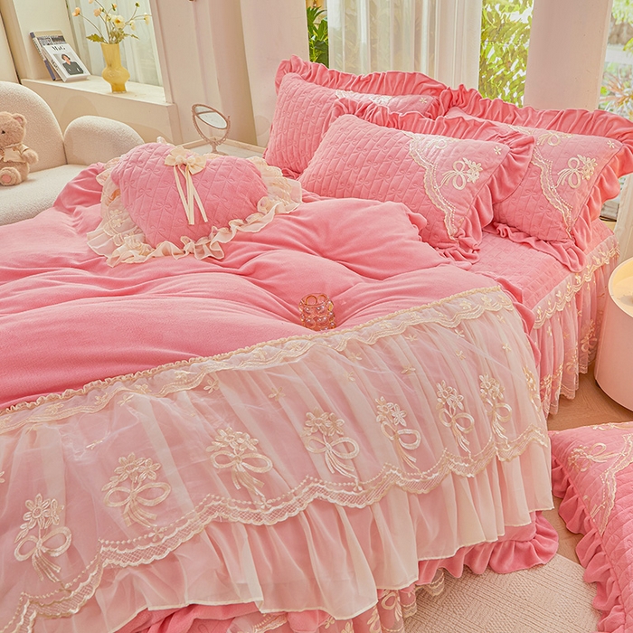 91家纺网 家纺一手货源 找家纺 2024新款加厚牛奶绒蕾丝刺绣床裙四件套-莫奈花园系列 莫奈花园-少女粉