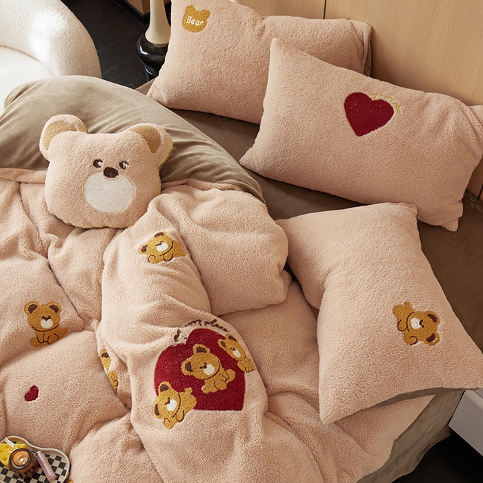 91家纺网 家纺一手货源 找家纺 安莱生活 2024新款绵羊绒毛巾绣四件套 爱心小熊