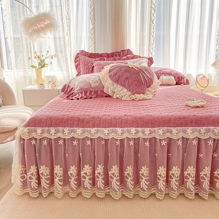 91家纺网 家纺一手货源 找家纺 2024新款加厚牛奶绒蕾丝刺绣床裙单床裙-莫奈花园系列 莫奈花园-豆沙红