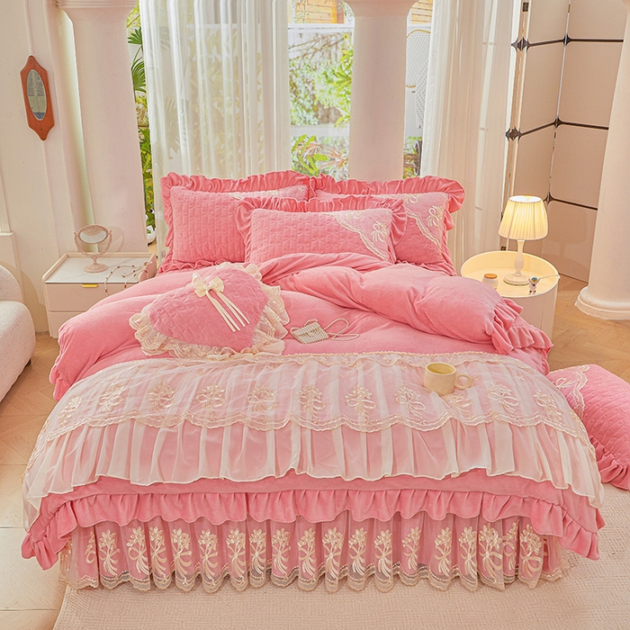 91家纺网 家纺一手货源 找家纺 2024新款加厚牛奶绒蕾丝刺绣床裙四件套-莫奈花园系列 莫奈花园-少女粉