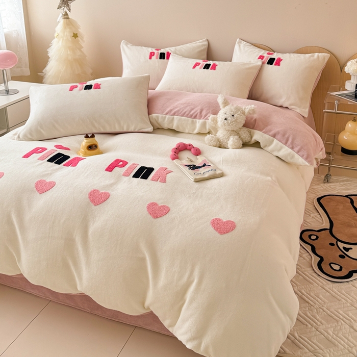 91家纺网 家纺一手货源 找家纺 典曼家纺 2024新款A类牛奶绒毛巾绣四件套 粉红爱心