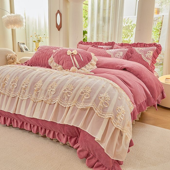 91家纺网 家纺一手货源 找家纺 2024新款加厚牛奶绒蕾丝刺绣床裙四件套-莫奈花园系列 莫奈花园-豆沙红