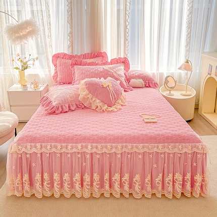 91家纺网 家纺一手货源 找家纺 2024新款加厚牛奶绒蕾丝刺绣床裙单床裙-莫奈花园系列 莫奈花园-少女粉