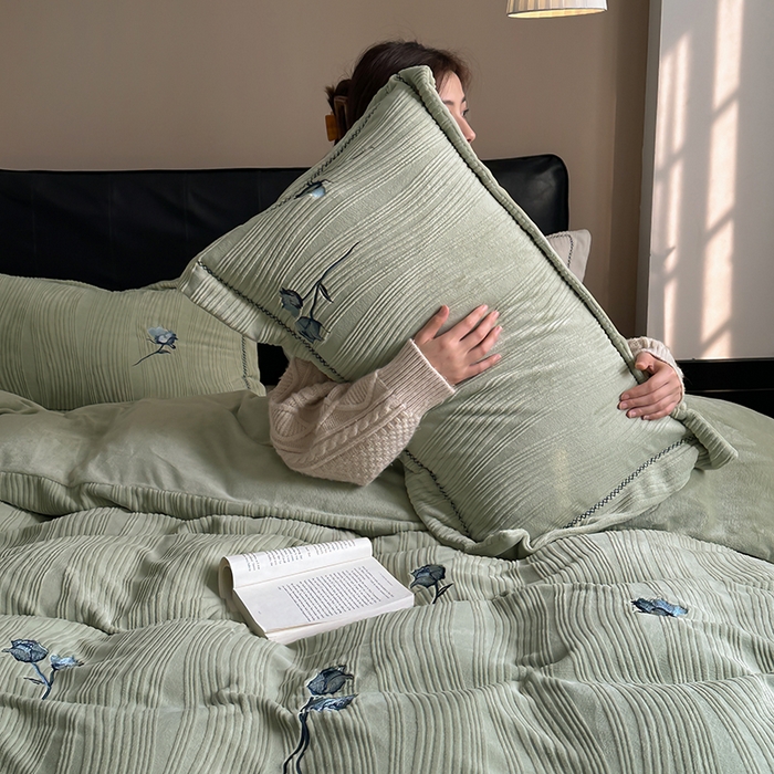 91家纺网 家纺一手货源 找家纺 安莱生活  2024新款全消光曲线绒法式玫瑰绣花四件套-第二风格（ins大图） 蓝玫瑰-巴黎绿