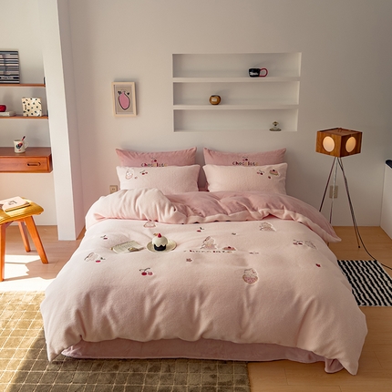 91家纺网 家纺一手货源 找家纺 沐晴家纺 2024秋冬新品高克重牛奶绒拼色毛巾绣卡通绣花款绵羊绒四件套 甜蜜