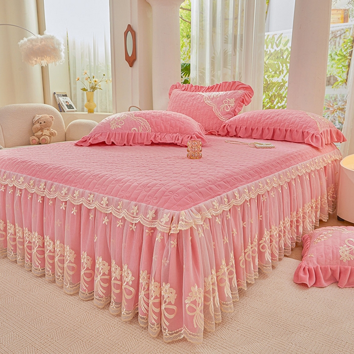 91家纺网 家纺一手货源 找家纺 2024新款加厚牛奶绒蕾丝刺绣床裙四件套-莫奈花园系列 莫奈花园-少女粉