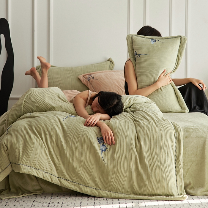 91家纺网 家纺一手货源 找家纺 安莱生活 2024新款全消光曲线绒法式玫瑰绣花四件套-第一风格（质感棚拍图） 蓝玫瑰-巴黎绿