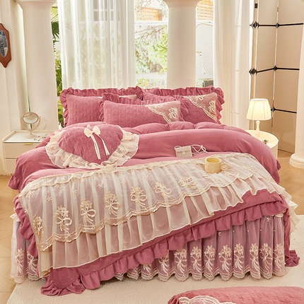 91家纺网 家纺一手货源 找家纺 2024新款加厚牛奶绒蕾丝刺绣床裙四件套-莫奈花园系列 莫奈花园-豆沙红