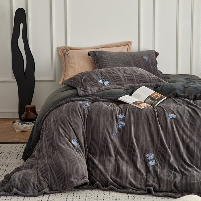 91家纺网 家纺一手货源 找家纺 安莱生活 2024新款全消光曲线绒法式玫瑰绣花四件套-第一风格（质感棚拍图） 蓝玫瑰-魅夜黑