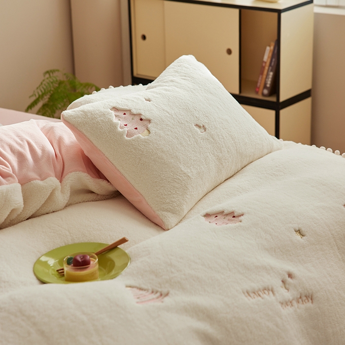 91家纺网 家纺一手货源 找家纺 安莱生活 2024新款绵羊绒工艺款圣诞毛球四件套 绵羊绒-粉色圣诞