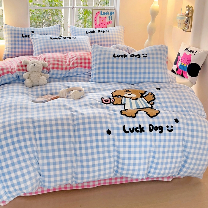 91家纺网 家纺一手货源 找家纺 眠帛家居 2024新款高克重牛奶绒毛巾绣加印大版卡通四件套系列二 旺仔