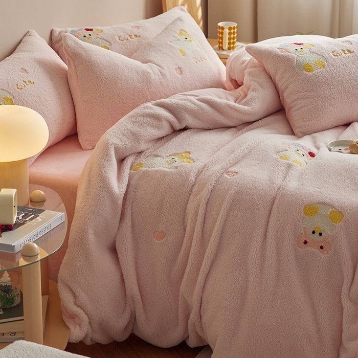 91家纺网 家纺一手货源 找家纺 安莱生活 2024新款绵羊绒毛巾绣四件套 头巾鸭鸭