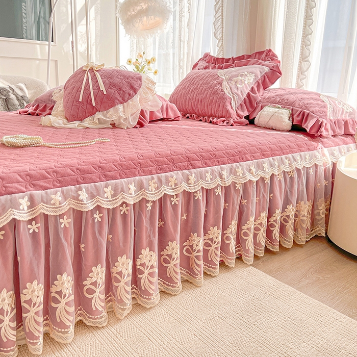 91家纺网 家纺一手货源 找家纺 2024新款加厚牛奶绒蕾丝刺绣床裙单床裙-莫奈花园系列 莫奈花园-豆沙红