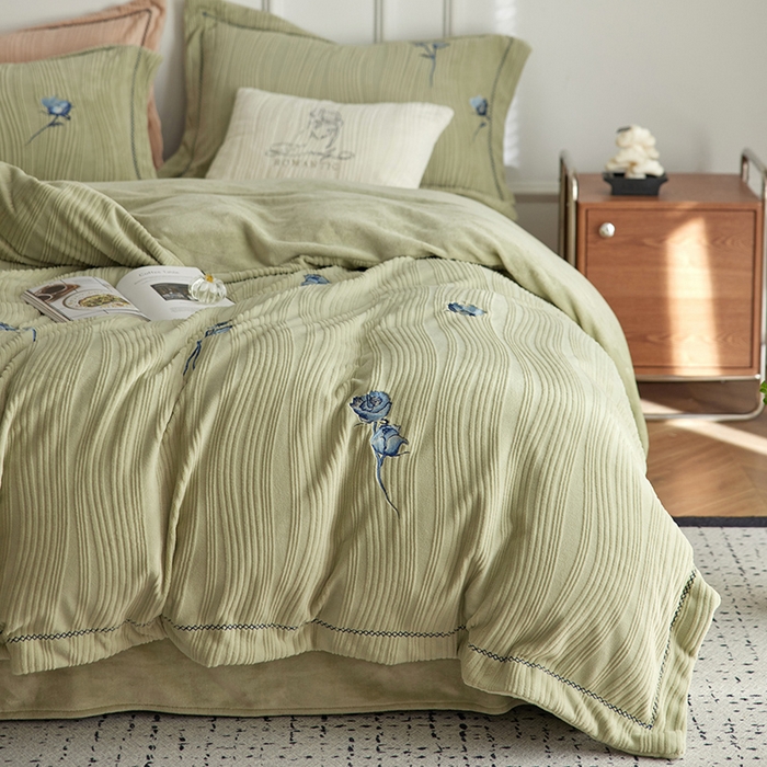 91家纺网 家纺一手货源 找家纺 安莱生活 2024新款全消光曲线绒法式玫瑰绣花四件套-第一风格（质感棚拍图） 蓝玫瑰-巴黎绿