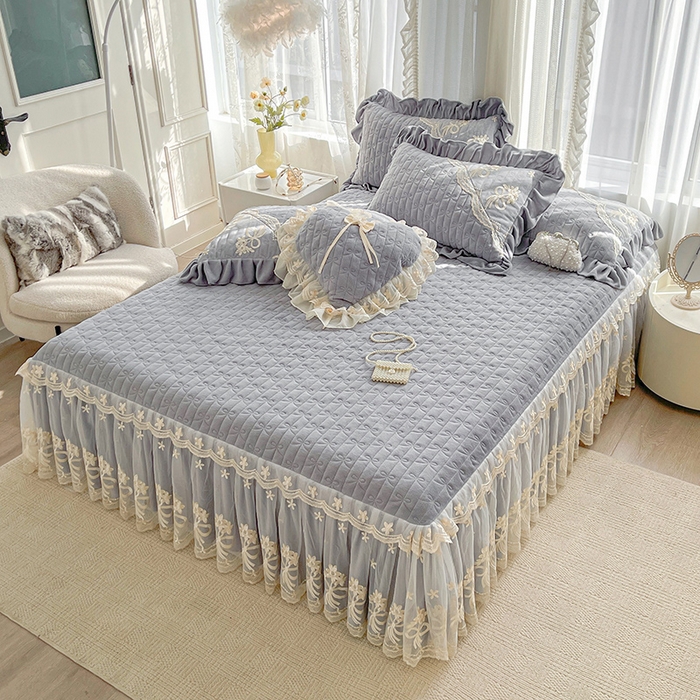 91家纺网 家纺一手货源 找家纺 2024新款加厚牛奶绒蕾丝刺绣床裙单床裙-莫奈花园系列 莫奈花园-高级灰