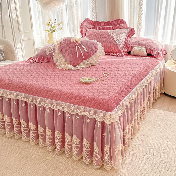 91家纺网 家纺一手货源 找家纺 2024新款加厚牛奶绒蕾丝刺绣床裙单床裙-莫奈花园系列 莫奈花园-豆沙红