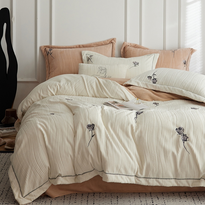 91家纺网 家纺一手货源 找家纺 （总）安莱生活 2024新款全消光曲线绒法式玫瑰绣花四件套-第一风格（质感棚拍图）