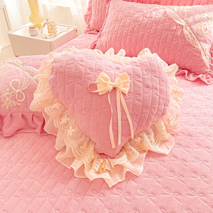 91家纺网 家纺一手货源 找家纺 2024新款加厚牛奶绒蕾丝刺绣床裙单床裙-莫奈花园系列 莫奈花园-少女粉