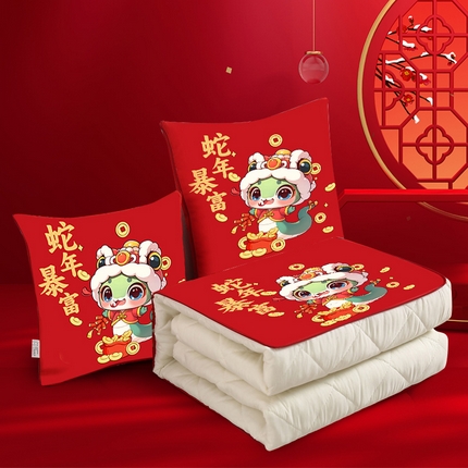 91家纺网 家纺一手货源 找家纺 金纳抱枕被 2024新款金蛇贺岁抱枕被 可定制LOGO 蛇年暴富