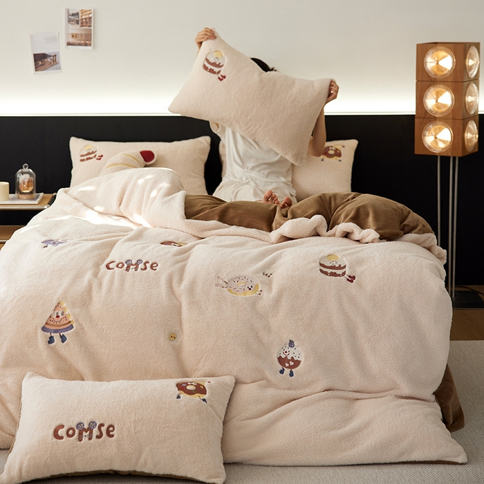 91家纺网 家纺一手货源 找家纺 安莱生活 2024新款绵羊绒毛巾绣四件套 甜品派对