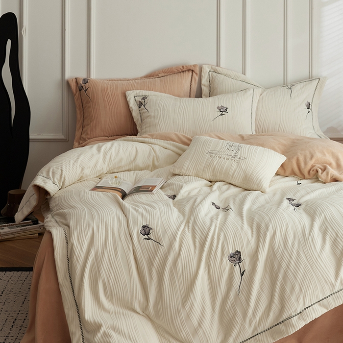 91家纺网 家纺一手货源 找家纺 （总）安莱生活 2024新款全消光曲线绒法式玫瑰绣花四件套-第一风格（质感棚拍图）