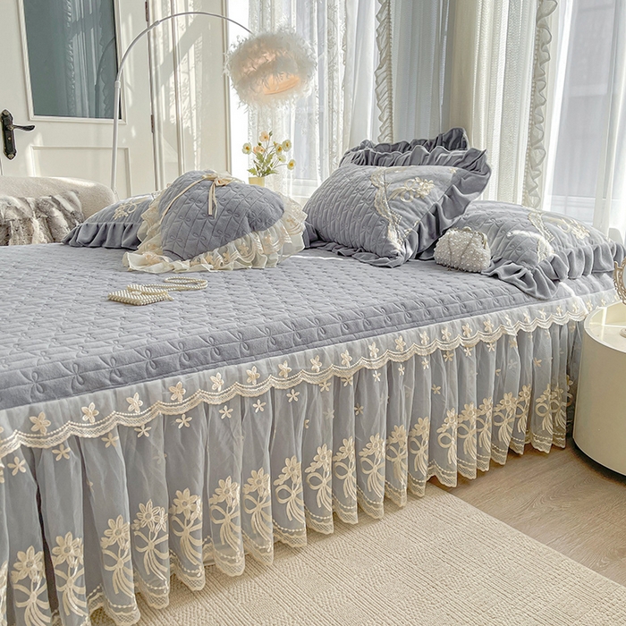 91家纺网 家纺一手货源 找家纺 2024新款加厚牛奶绒蕾丝刺绣床裙单床裙-莫奈花园系列 莫奈花园-高级灰