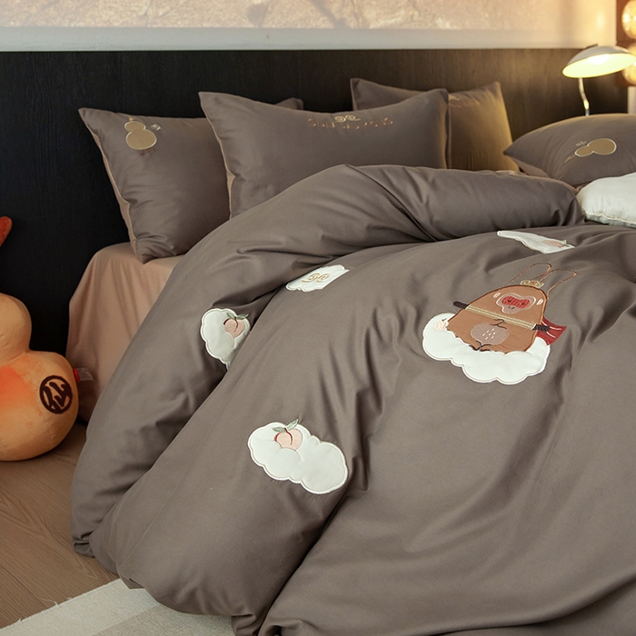 91家纺网 家纺一手货源 找家纺 安莱生活 2024新款全棉100s磨毛贴布绣-熏悟空系列 熏悟空-灰棕