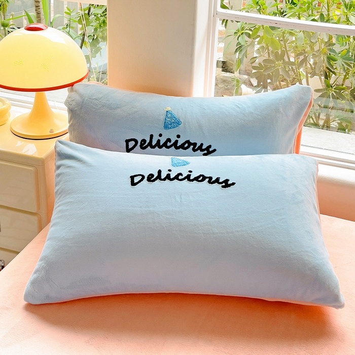 91家纺网 家纺一手货源 找家纺 眠帛家居 2024新款高克重牛奶绒毛巾绣加印大版卡通四件套系列二 布丁