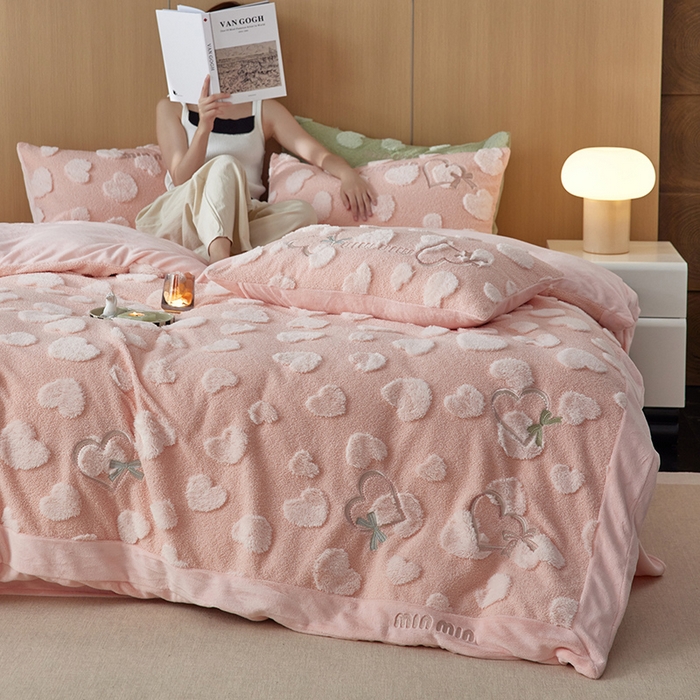 91家纺网 家纺一手货源 找家纺 安莱生活 2024新款minmin泰迪绒立体提花爱心四件套 爱心绒-樱花粉