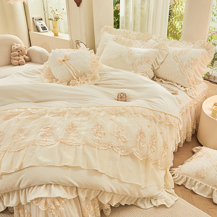 91家纺网 家纺一手货源 找家纺 2024新款加厚牛奶绒蕾丝刺绣床裙四件套-莫奈花园系列 莫奈花园-奶昔