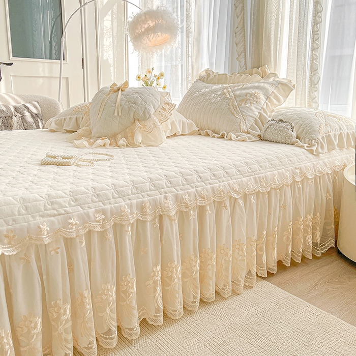 91家纺网 家纺一手货源 找家纺 2024新款加厚牛奶绒蕾丝刺绣床裙单床裙-莫奈花园系列 莫奈花园-奶昔