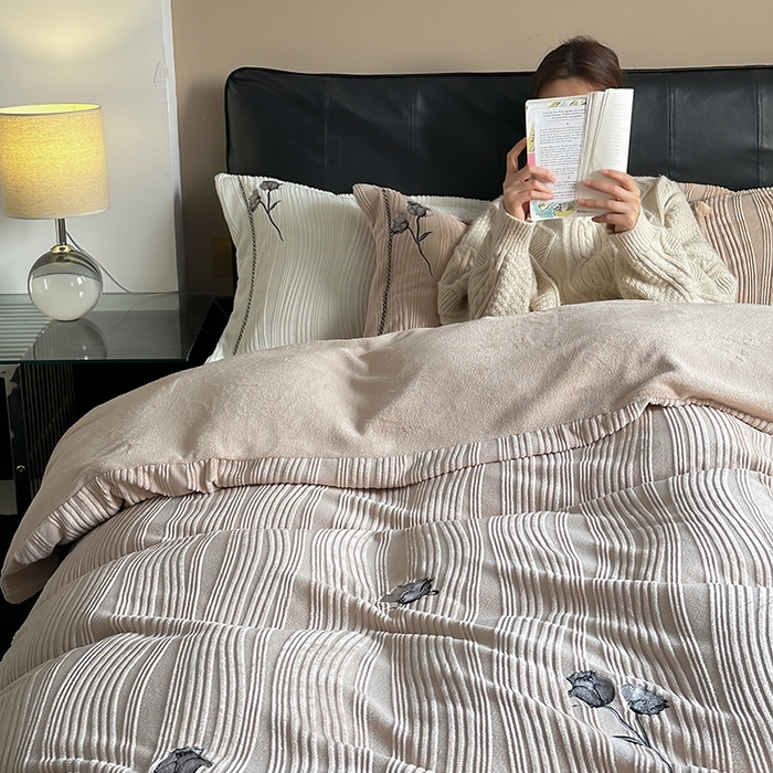 91家纺网 家纺一手货源 找家纺 安莱生活  2024新款全消光曲线绒法式玫瑰绣花四件套-第二风格（ins大图） 黑玫瑰-浅栗咖