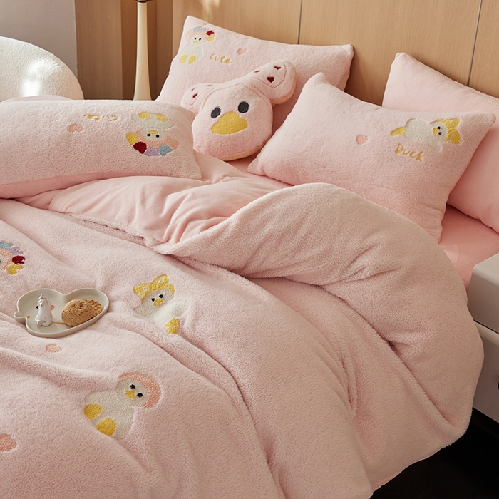 91家纺网 家纺一手货源 找家纺 安莱生活 2024新款绵羊绒毛巾绣四件套 头巾鸭鸭