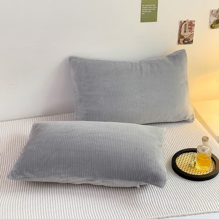 91家纺网 家纺一手货源 找家纺 漫时光 2025新款牛奶绒烂花枕套 华夫格-灰