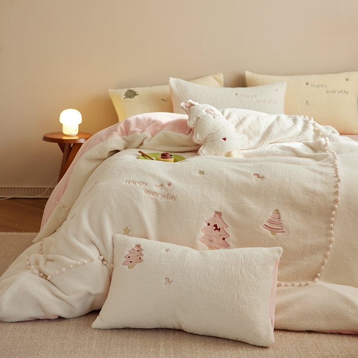 91家纺网 家纺一手货源 找家纺 （总）安莱生活 2024新款绵羊绒工艺款圣诞毛球四件套