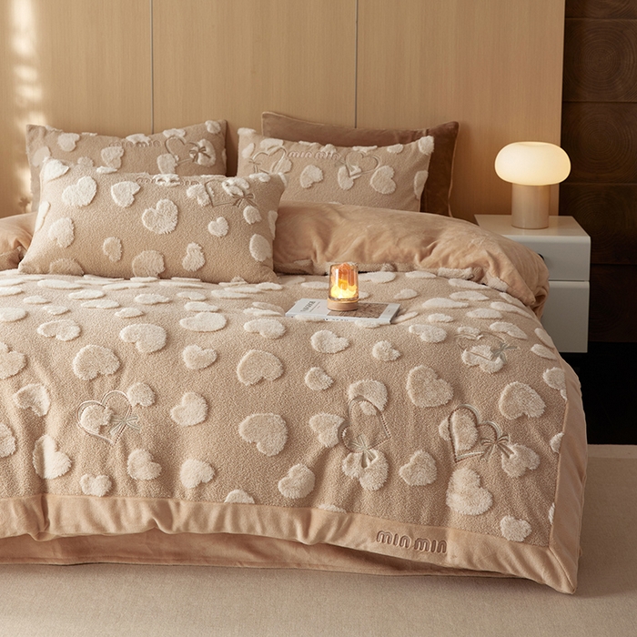 91家纺网 家纺一手货源 找家纺 安莱生活 2024新款minmin泰迪绒立体提花爱心四件套 爱心绒-奶茶杏