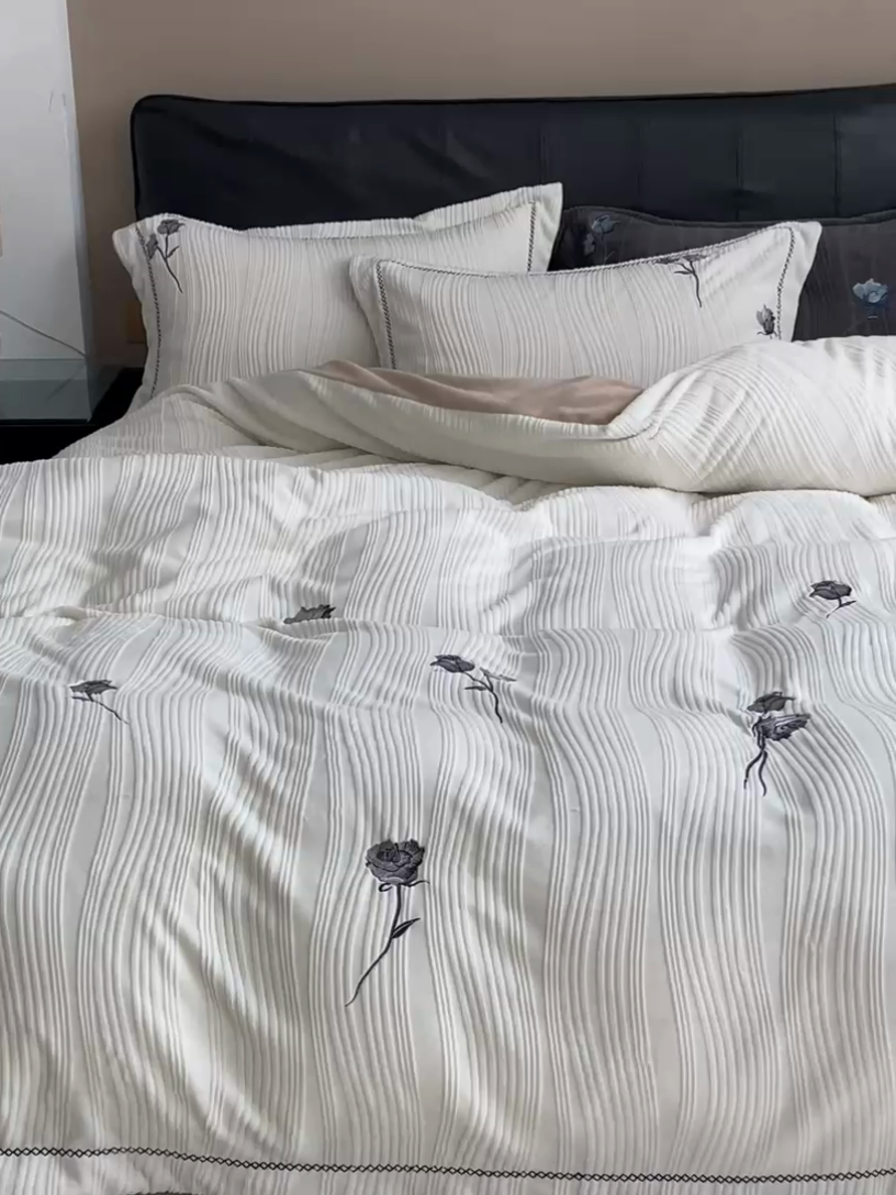 91家纺网 家纺一手货源 找家纺 安莱生活  2024新款全消光曲线绒法式玫瑰绣花四件套-第二风格（ins大图） 黑玫瑰-米月白