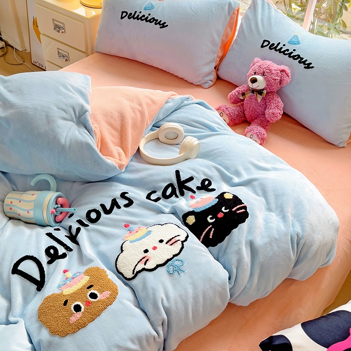 91家纺网 家纺一手货源 找家纺 眠帛家居 2024新款高克重牛奶绒毛巾绣加印大版卡通四件套系列二 布丁