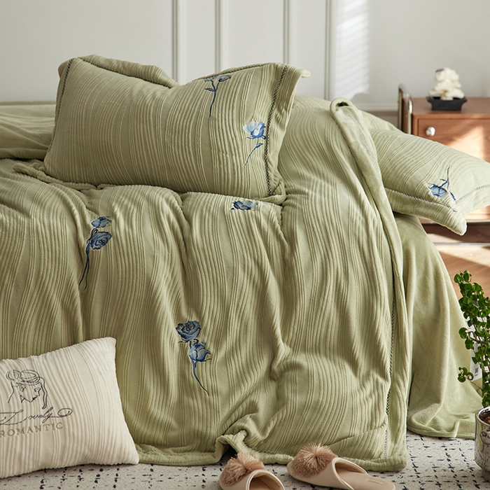 91家纺网 家纺一手货源 找家纺 安莱生活 2024新款全消光曲线绒法式玫瑰绣花四件套-第一风格（质感棚拍图） 蓝玫瑰-巴黎绿