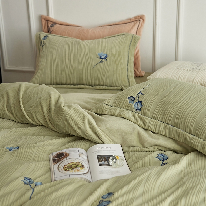 91家纺网 家纺一手货源 找家纺 安莱生活 2024新款全消光曲线绒法式玫瑰绣花四件套-第一风格（质感棚拍图） 蓝玫瑰-巴黎绿