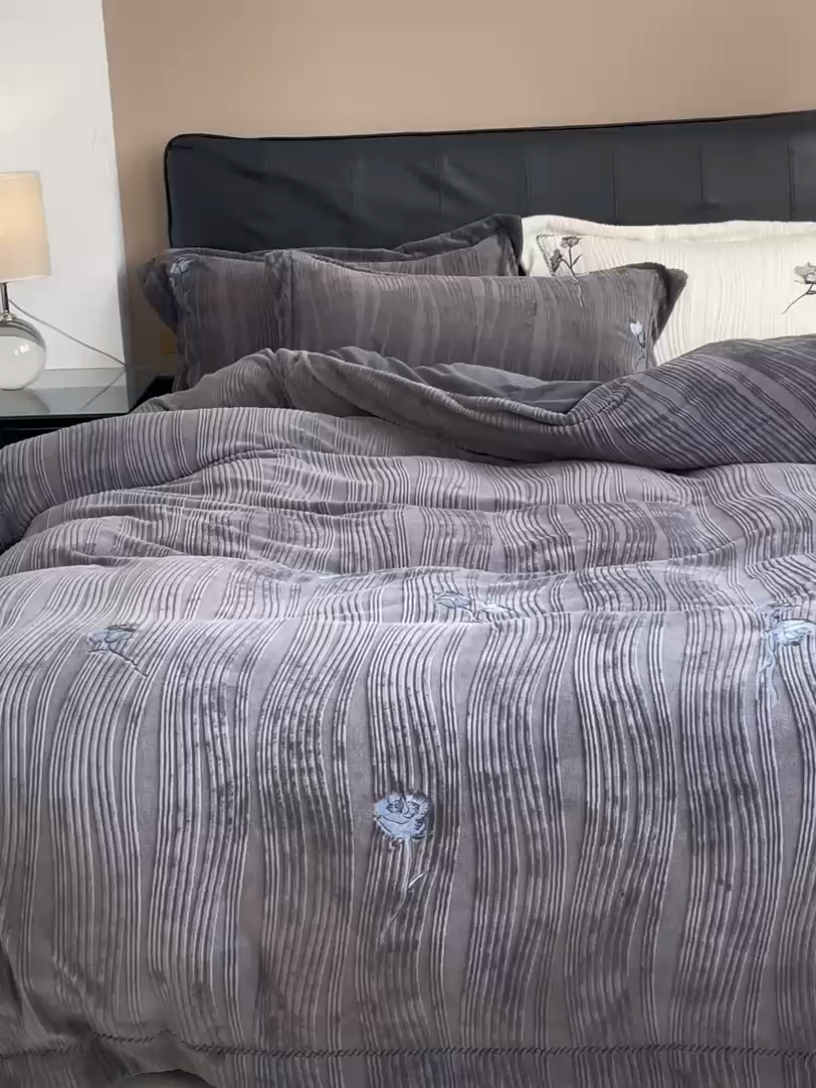 91家纺网 家纺一手货源 找家纺 安莱生活  2024新款全消光曲线绒法式玫瑰绣花四件套-第二风格（ins大图） 蓝玫瑰-魅夜黑