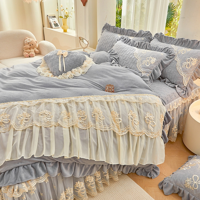 91家纺网 家纺一手货源 找家纺 2024新款加厚牛奶绒蕾丝刺绣床裙四件套-莫奈花园系列 莫奈花园-高级灰