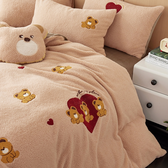 91家纺网 家纺一手货源 找家纺 安莱生活 2024新款绵羊绒毛巾绣四件套 爱心小熊