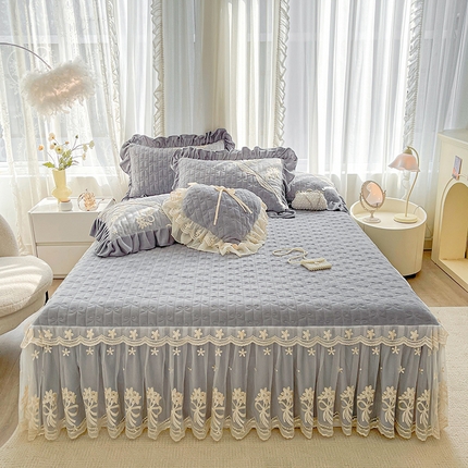 91家纺网 家纺一手货源 找家纺 2024新款加厚牛奶绒蕾丝刺绣床裙单床裙-莫奈花园系列 莫奈花园-高级灰
