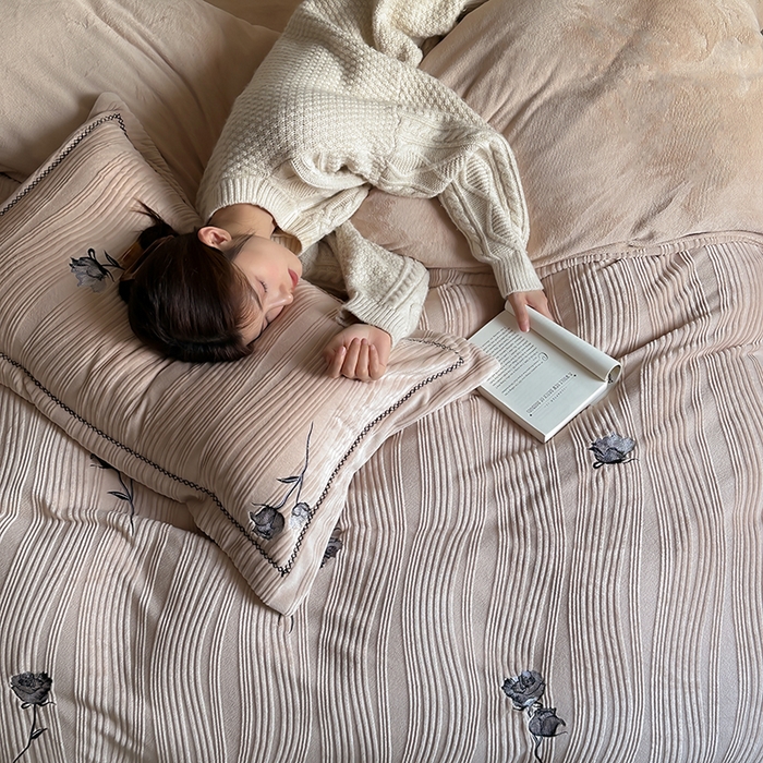 91家纺网 家纺一手货源 找家纺 安莱生活  2024新款全消光曲线绒法式玫瑰绣花四件套-第二风格（ins大图） 黑玫瑰-浅栗咖